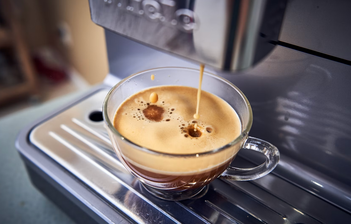 Kaffeevollautomat richtig einstellen: Mahlgrad, Stärke, Wassermenge und Temperatur im Griff